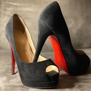 🚨Well loved Black Suede Louboutin heels 🚨